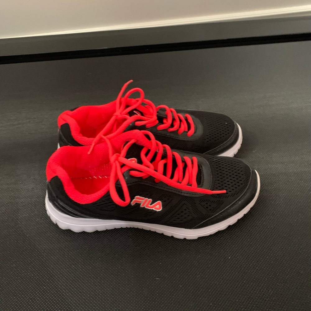 Brand new women’s Fila running shoes
